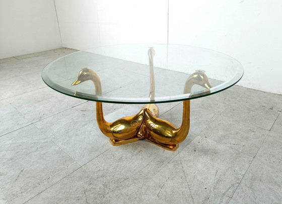 Image 1 of Tavolino da caffè vintage a forma di cigno in ottone