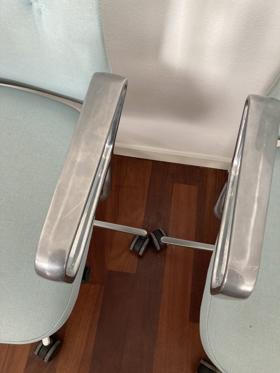 Image 1 of 2x Fixer Upper: Silla Vitra Eames ID. Silla de oficina Concept en azul claro.