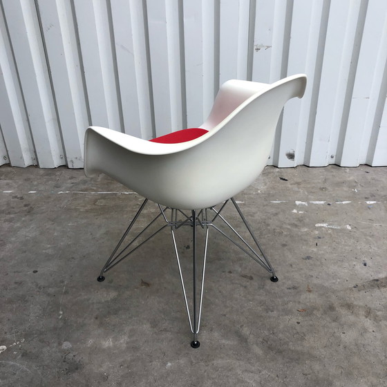 Image 1 of 4 Eames Vitra DAR