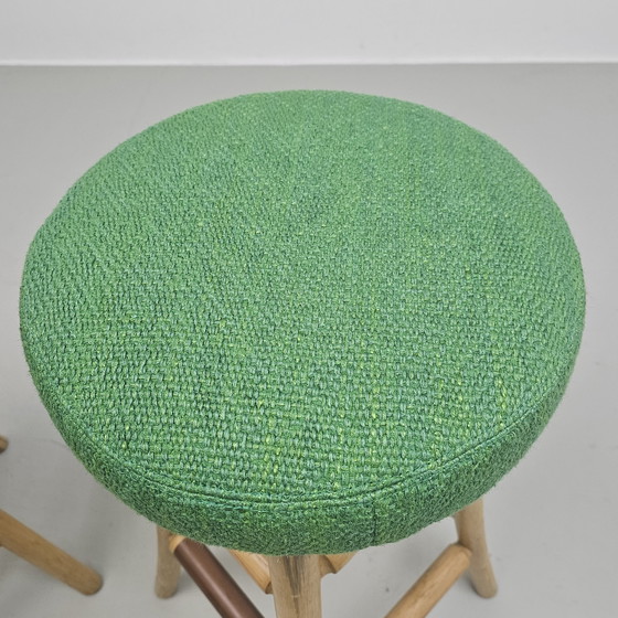 Image 1 of 2 tabourets de bar vintage en bois de palmier, tissu bouclé Jim Thompson, retapissé