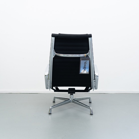 Image 1 of 2x Vitra Eames Ea 124 chair