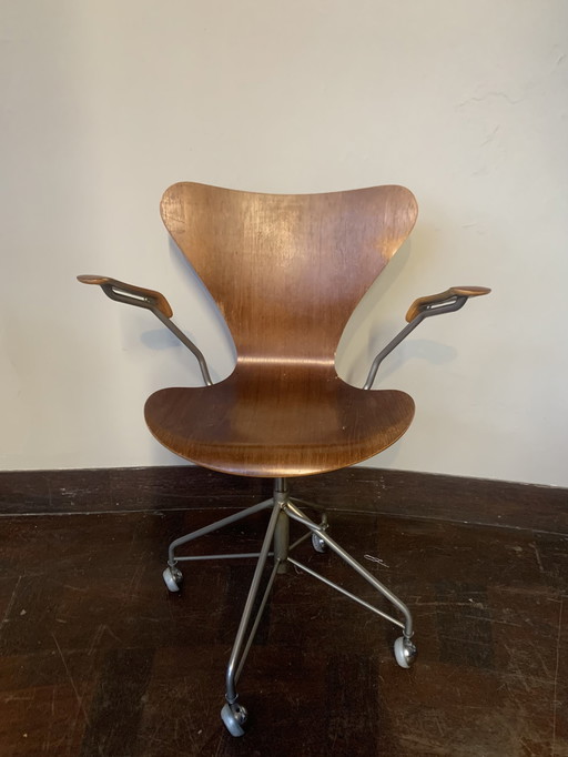 Arne Jacobsen Fritz Hansen office chair