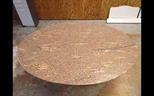 Kulowany marble table