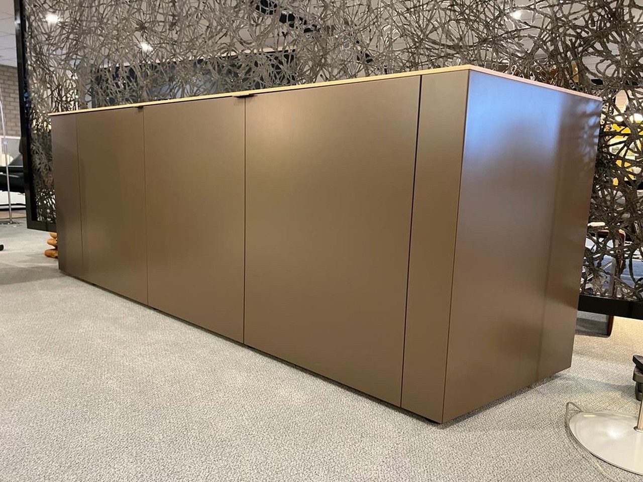 Equipo de Wellis Dressoir Monolit Kast