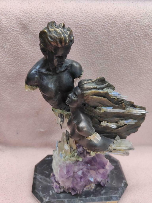 Ebano bronze loving couple on amethyest and quartz