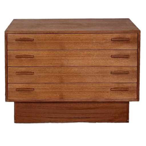 Chest of drawers with drawers