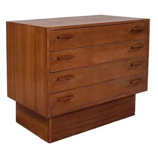 Chest of drawers with drawers