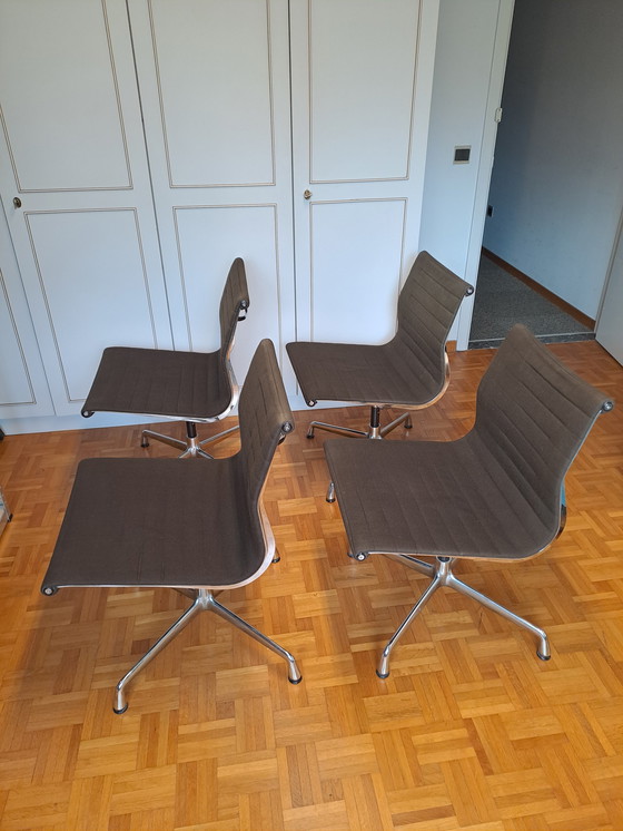 Image 1 of 4x Vitra EA 105 chair