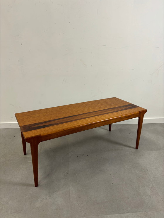 Image 1 of Table basse vintage danoise en placage