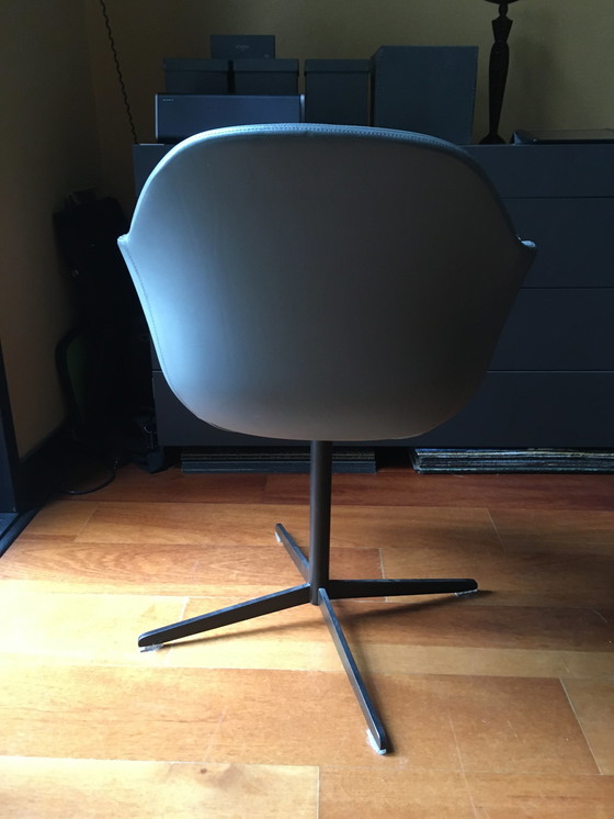 Image 1 of Fauteuil pivotant en cuir BPA