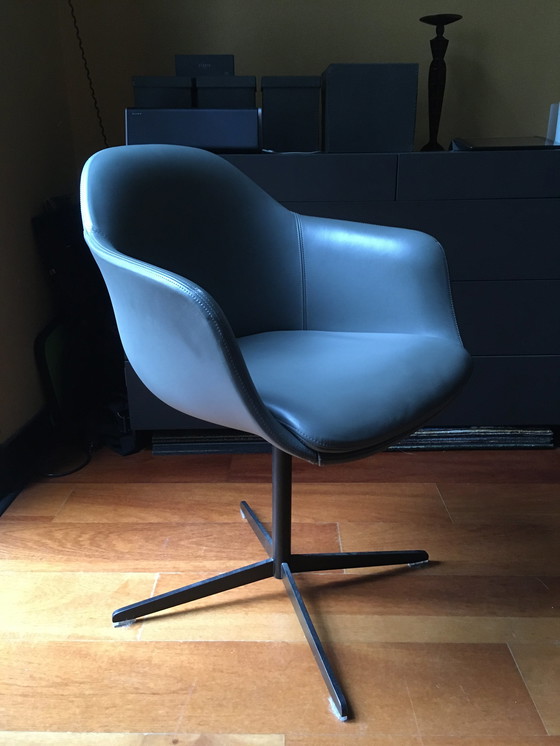 Image 1 of Fauteuil pivotant en cuir BPA