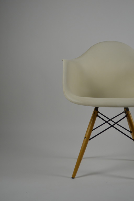 Chair with wooden legs