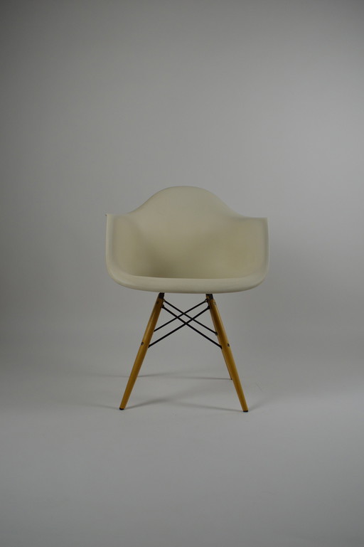 Chair with wooden legs