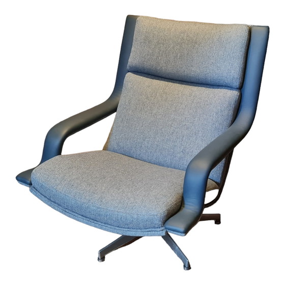 Image 1 of Artifort F152 armchair