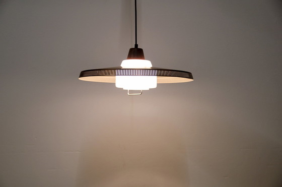 Image 1 of lampe suspendue en cuivre, verre laiteux et teck Bent Karlby