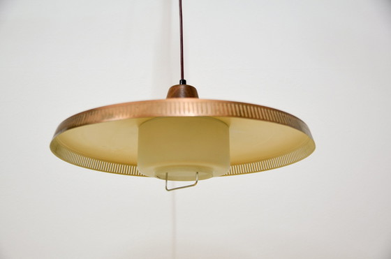 Image 1 of lampe suspendue en cuivre, verre laiteux et teck Bent Karlby