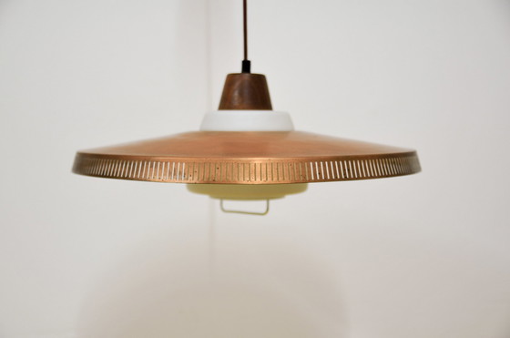 Image 1 of lampe suspendue en cuivre, verre laiteux et teck Bent Karlby