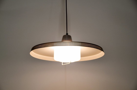 Image 1 of lampe suspendue en cuivre, verre laiteux et teck Bent Karlby