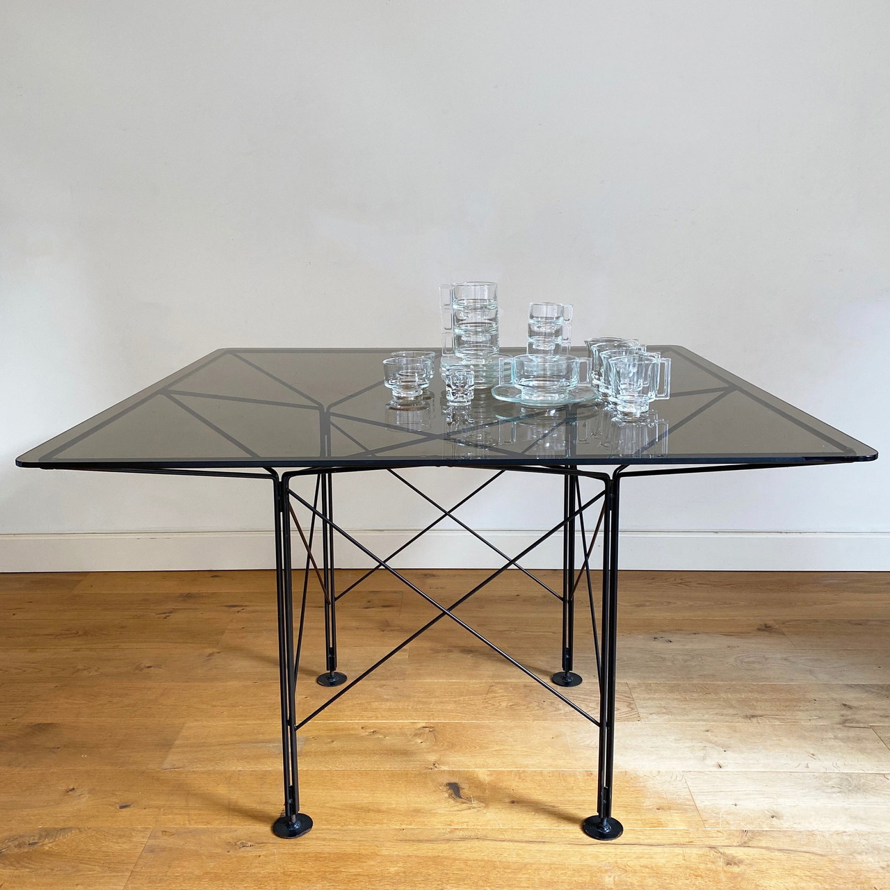 Tavolo da pranzo in vetro con struttura in filo metallico degli anni '80