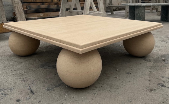 Image 1 of Table basse contemporaine avec pieds en forme de boule