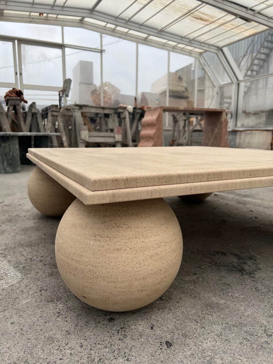 Image 1 of Table basse contemporaine avec pieds en forme de boule