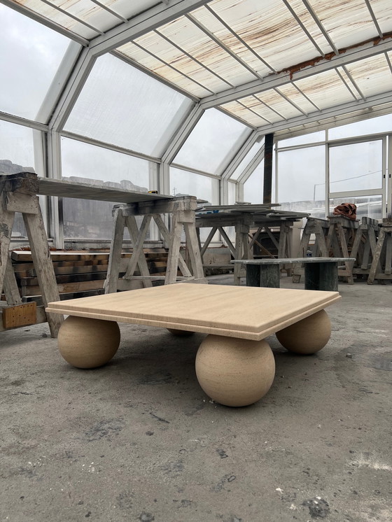 Image 1 of Table basse contemporaine avec pieds en forme de boule