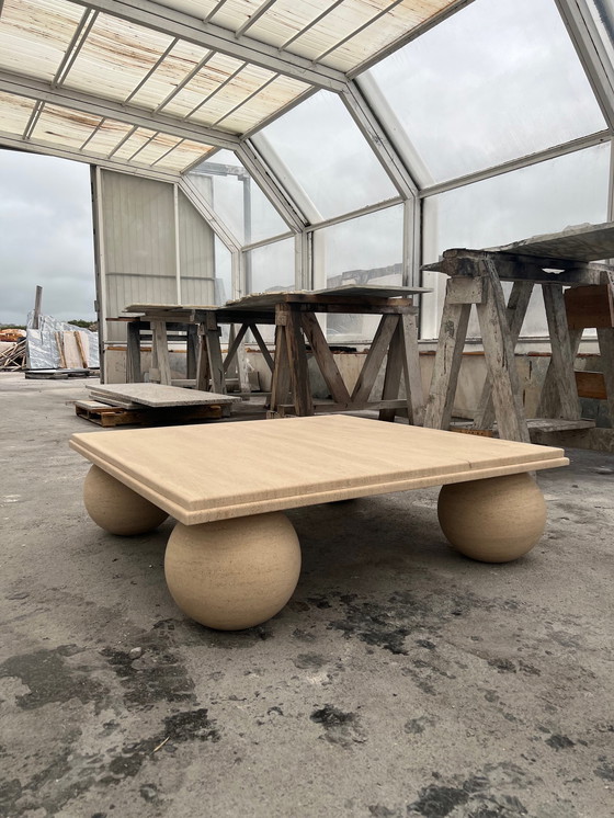 Image 1 of Table basse contemporaine avec pieds en forme de boule