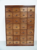 Armoire à pharmacie vintage avec 28 tiroirs