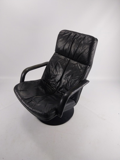 Artifort f156 fauteuil pivotant en cuir.  Noir