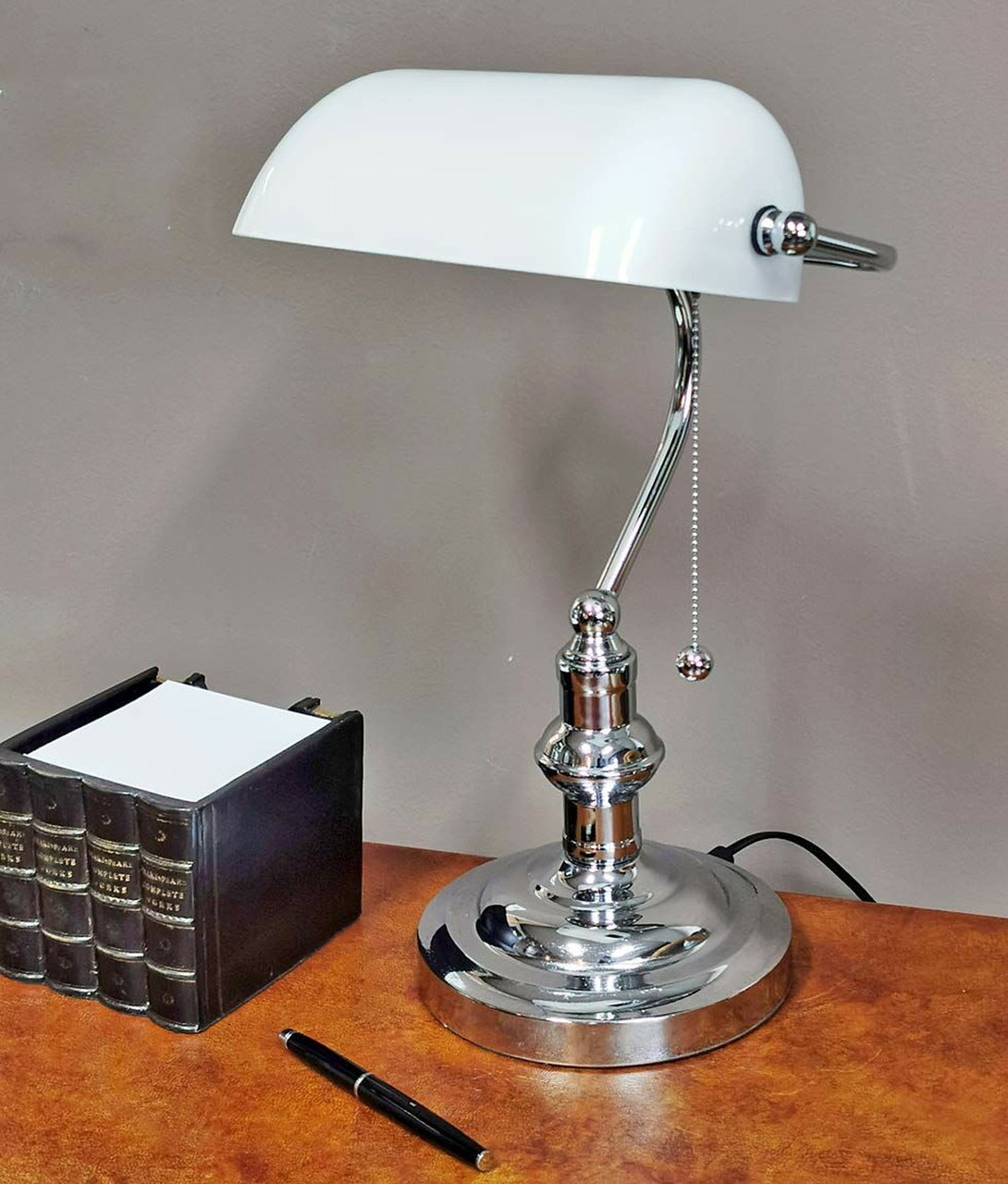Lampada da banchiere con paralume in vetro bianco cromato