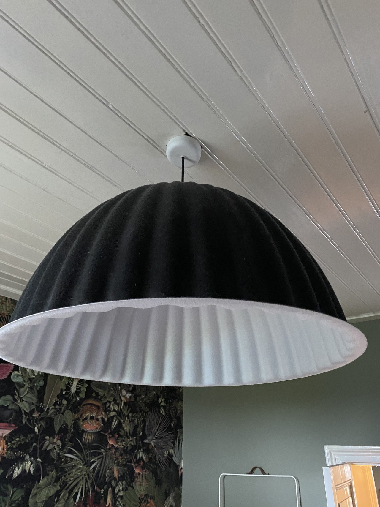 Muuto Under the Bell hanging lamp | €400 | Whoppah
