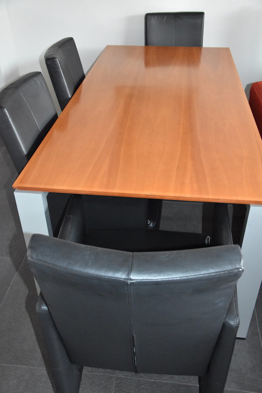 Table de salle à manger ARCO avec plateau en poirier et base en aluminium.