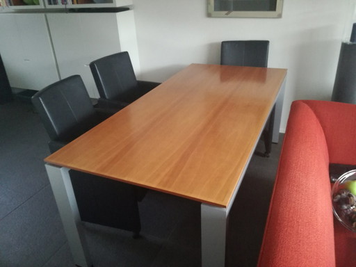 Table de salle à manger ARCO avec plateau en poirier et base en aluminium.