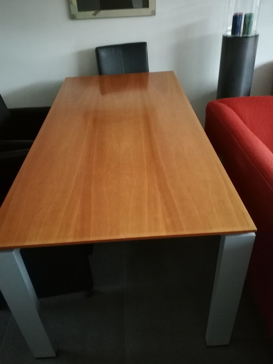 Image 1 of Table de salle à manger ARCO avec plateau en poirier et base en aluminium.