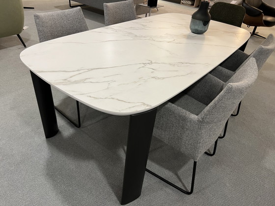 Image 1 of Leolux Tico dining room table - Calacatta