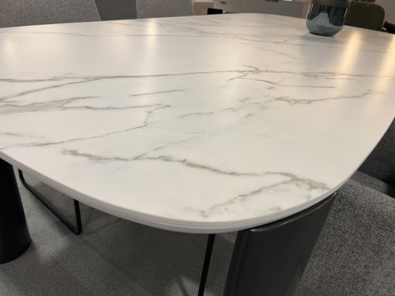 Image 1 of Leolux Tico dining room table - Calacatta