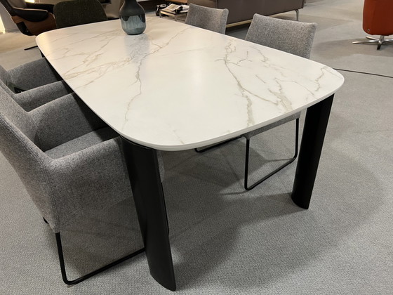 Image 1 of Leolux Tico dining room table - Calacatta