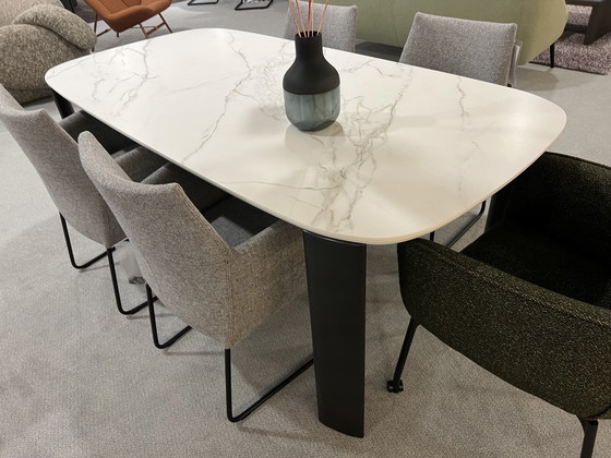 Image 1 of Leolux Tico dining room table - Calacatta