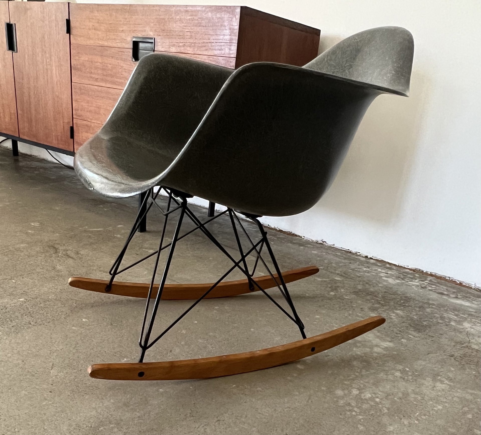 Eames fiberglass rocking discount chair