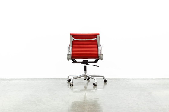 Image 1 of Chaise de bureau Eames EA117