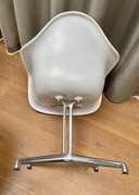 2x Vitra dal stoelen + Vitra contract table