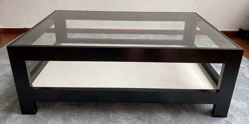 Spacious coffee table (ideal for magazines).