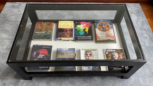 Spacious coffee table (ideal for magazines).