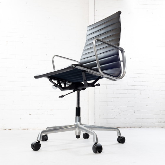 Image 1 of Vitra EA119 Office chair leather / brushed aluminum