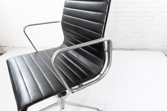 Image 1 of Vitra EA119 Office chair leather / brushed aluminum