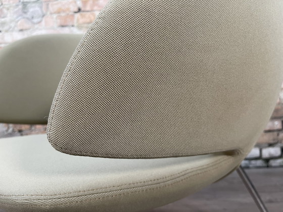 Image 1 of Artifort Pinq Lounge cream armchair