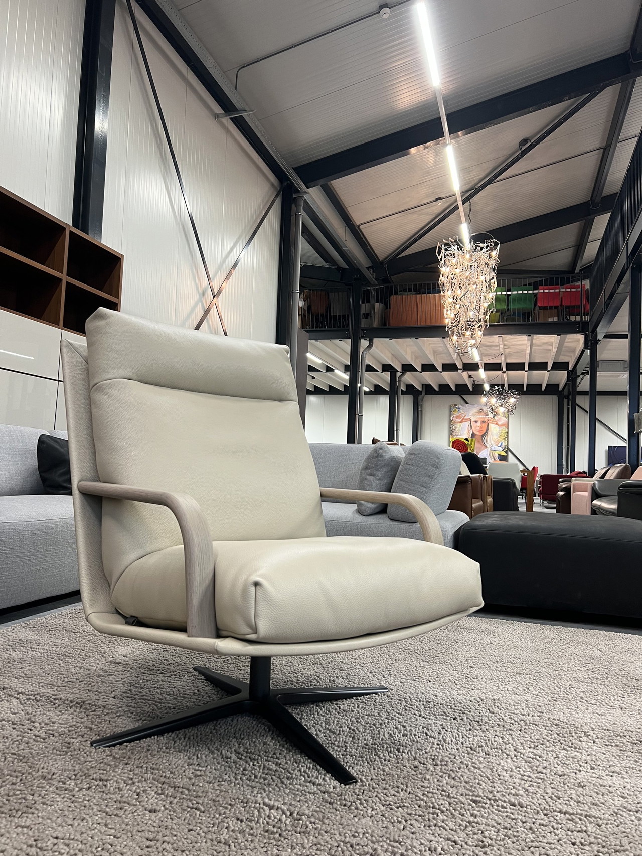 Leolux Kudo Swivel armchair Off-White leather €1,995 Whoppah