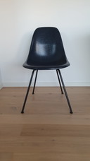 Sedia in fibra di vetro Vitra Eames DSX-Dark