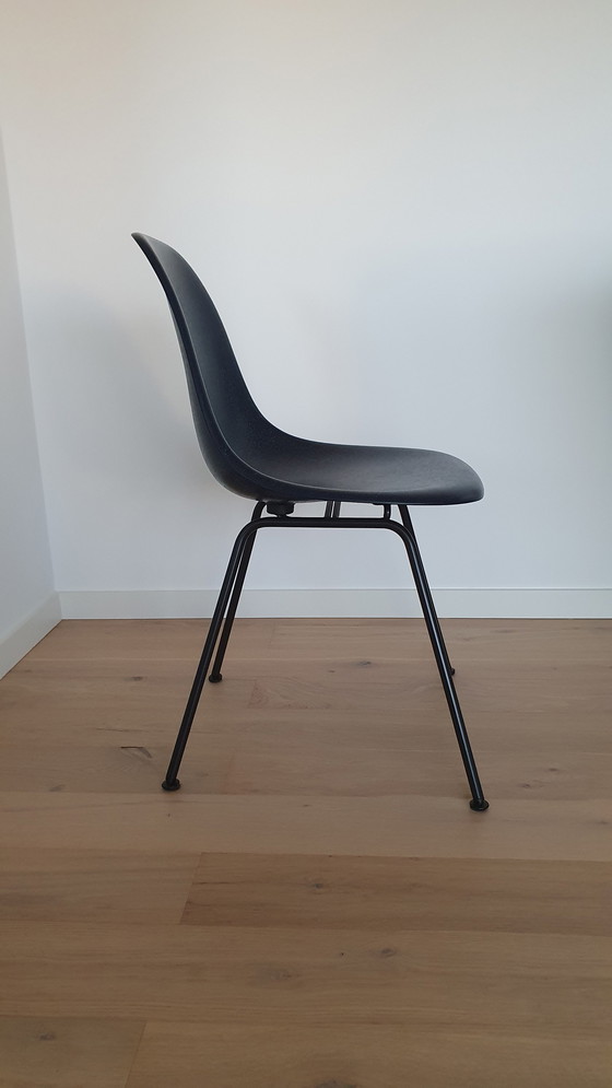 Image 1 of Vitra Eames chaise en fibre de verre DSX-Dark