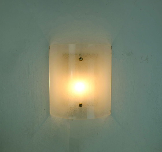 Image 1 of grande applique SCONCE du milieu du siècle en acrylique et laiton lucite